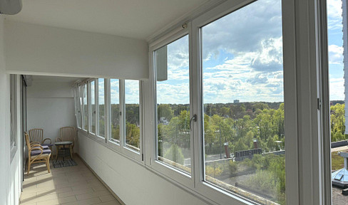 Attraktive, helle 2-Zimmer-Wohnung mit Loggia, Einbauküche und Stellplatz im Schwabencenter