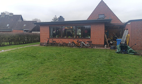 Well-maintained semi-detached house, excellent location.