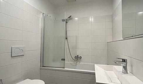 Spacious 3-room apartment in the Nord district of Zwickau, located on the ground floor.