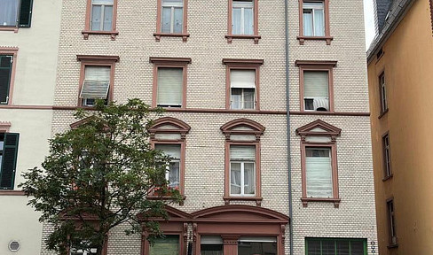 Lamboy: 5-room apartment in a quiet courtyard building.