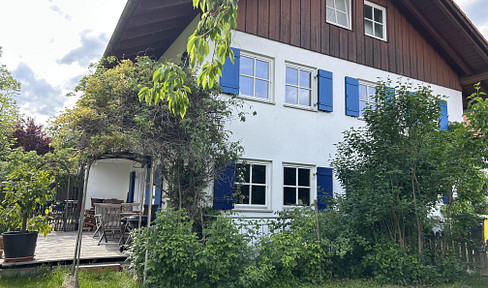 Bright, quiet semi-detached house located on a cul-de-sac, offering stunning mountain views.
