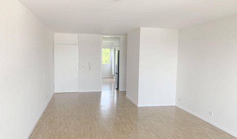 Modern, bright 3-room apartment with a high-quality fitted kitchen and a large balcony, located in Esslingen.