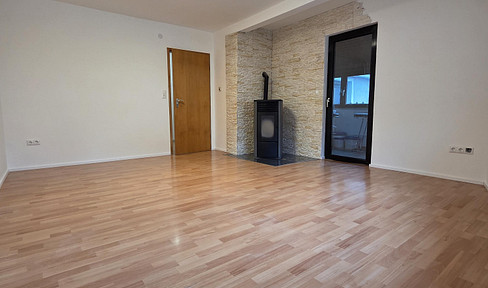 Großzügige, frisch renovierte Maisonette-Wohnung mit 5 Zimmern, 3 Bädern & Balkon