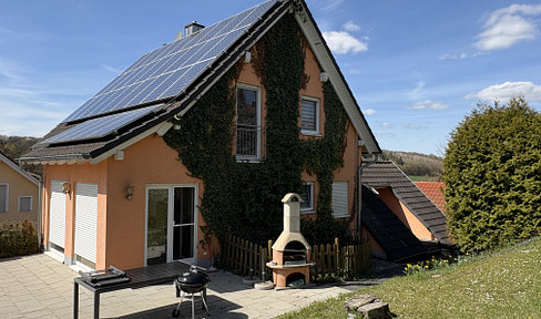 Modern, solid single-family home with a separate apartment, available without commission, in Kirchheim near Würzburg.