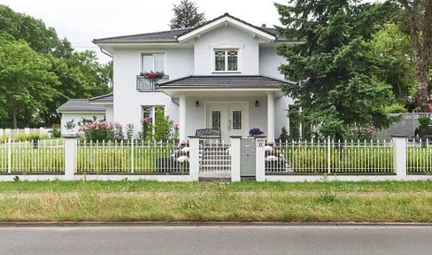 Unique villa in Berlin-Biesdorf, featuring 6 rooms, a garden, and a swimming pool.