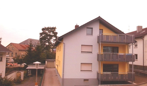 Schöne, helle DG-Wohnung mit großem Balkon