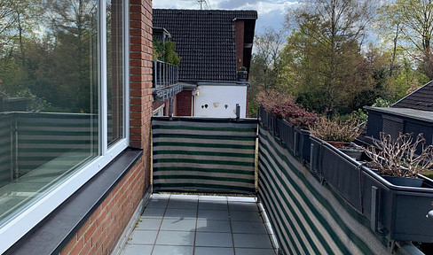 In the heart of Büderich, a stylish 3-room apartment with a balcony and a bathroom with a skylight.