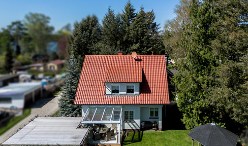 Move in and relax: A well-maintained family home with its own access to the lake, located in Wernsdorf.