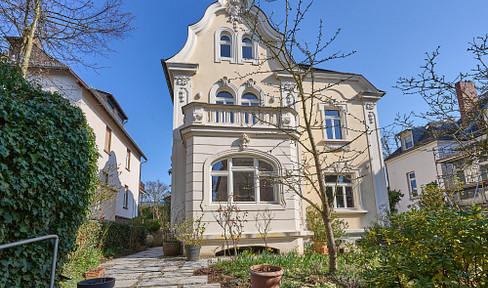 Beautiful apartment in a historic building, close to the park, with 3 balconies.