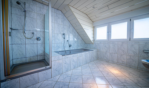 Bright and spacious 3.5-room apartment in the attic, located in Varnhalt, with a share of the garden.