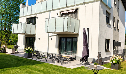 Dream apartment - spacious, flooded with light, with a sunny garden.