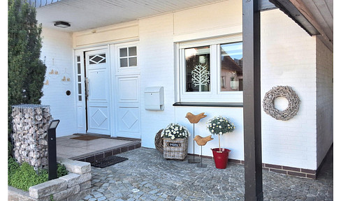 Flachdachbungalow (Reihenendhaus) auf 546 qm Grundstück mit zwei Bädern, Garage und Carport