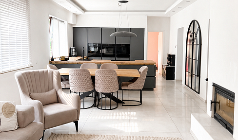 Modern 3-room apartment with balcony, fireplace, and underfloor heating.