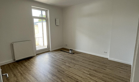 Completely renovated apartment in a historic building, located in a central area, with a balcony and a view of greenery.