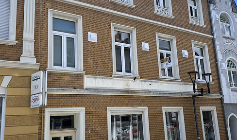 Renovated apartment in a historic building, featuring 2.5 rooms and a unique layout.