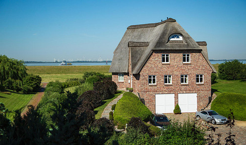 Thatched-roof house with a view of the Elbe River, in a truly idyllic location.