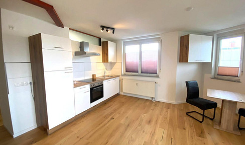 Hochwertige 2-Zimmer-Wohnung mit Balkon, Aufzug, neuer Küche