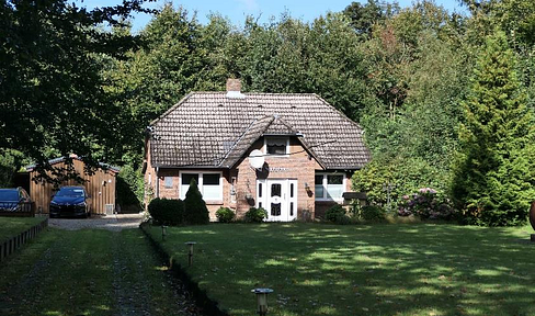 Idyllisches Anwesen mit Waldgrundstück bei Husum