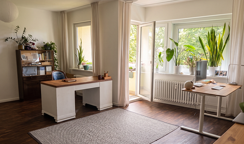 Provisionsfrei & bezugsfertig: lichtdurchflutete ruhige 2,5 Zimmer in Park- & Seenähe