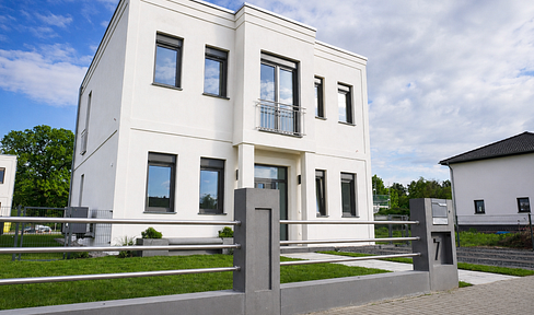 Architectural elegance in Rousseau Park. A newly built city villa, ready for you to move in!