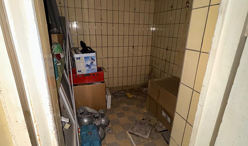 Warehouse space / commercial space for rent (65 square meters).