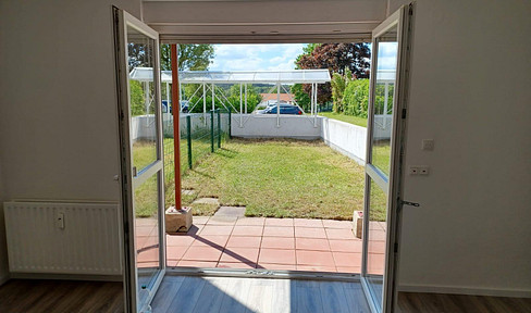 Bright 2-room apartment with fitted kitchen, its own garden with a terrace, and a west-facing orientation.