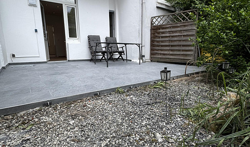 **Wunderschöner Altbau-Charme** 2-Zimmer mit Einbauküche, großer Terrasse und Garten nahe Uni-Klinik