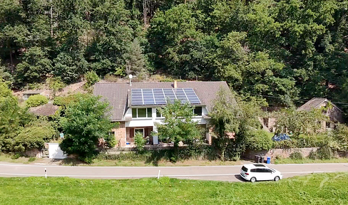 Large property in Altleiningen – uniquely located in the valley with a view of the castle. // Currently reserved!