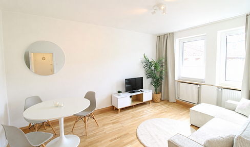 Available for the first time after renovation, this apartment is quiet and bright, located in a courtyard, and just a few meters from the subway and train station.
