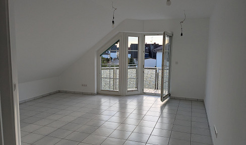 Attraktive, sanierte 2-Zimmer-Dachgeschosswohnung mit Balkon, Garage und Einbauküche