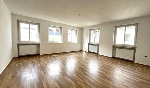 Exclusive 4-room apartment in the desirable Zoo district.