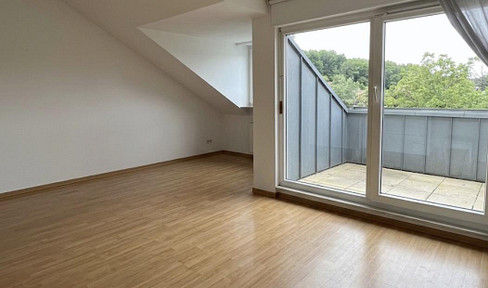Schöne Dachgeschoßwohnung mit Balkon und Küche