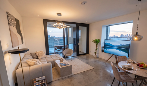 ICONIC LIVING: Exclusive, fully furnished residence offering stunning skyline views in Frankfurt's landmark – the Henninger Tower.
