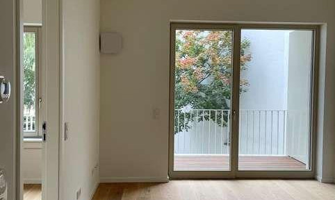 Graefekiez: Hochwertiger Neubau (2022) mit Balkon, Einbauküche und ruhiger Innenhoflage