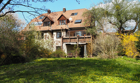Semi-detached house with a large garden in Dresden-Schönfeld, available without commission.