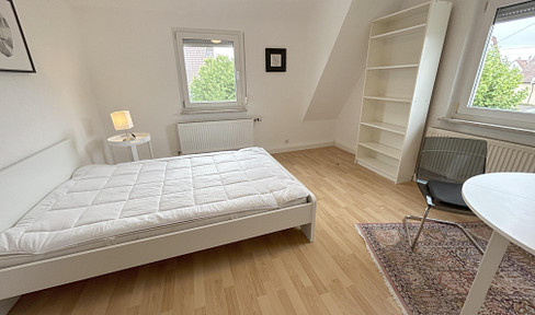 Schönes, helles Zimmer in Frauen-WG mit modernen Möbel