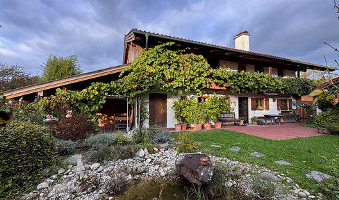 6-room single-family house designed by the architect Rechl, with a large (building) plot of 1862 square meters.