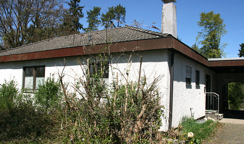 Bungalow with potential, located in a quiet area.