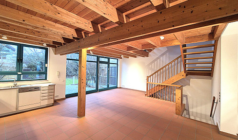 Außergewöhnliches schönes Haus mit großem Garten, Garage, EBK und Sauna.