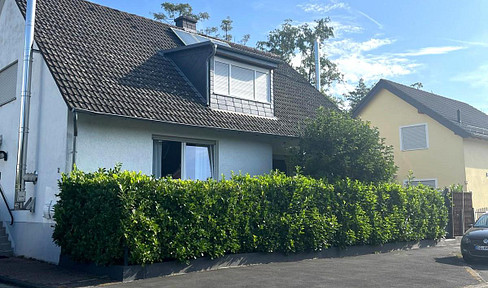 Large ground-floor apartment (187 square meters of living/usable space) with a garden and a finished basement, located in a two-family house.