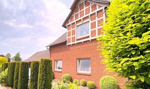 Spacious single-family or two-family house with a large plot of land, located in a quiet cul-de-sac, being sold directly by the owner.