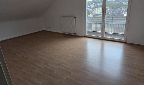 Helle lichtdurchflutete 3-Zimmer-Dachgeschosswohnung in ruhiger Lage