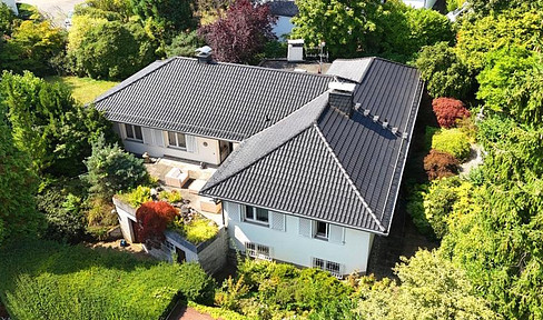 Exclusive villa in the prime location of Königstein – spacious and with exceptional development potential.
