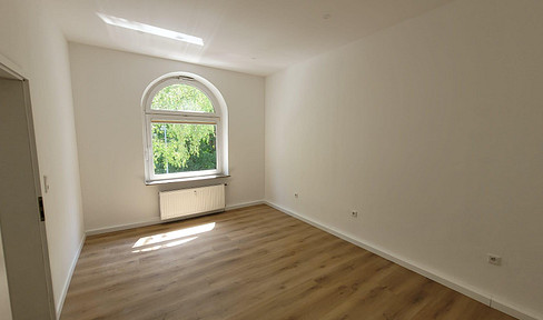 Stylish, renovated 3-room apartment with balcony and fitted kitchen - available directly from the owner, no commission fees.