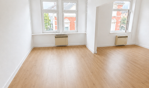 Renovated 3.5-room apartment with two bathrooms and two balconies – available immediately.