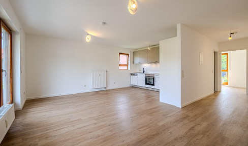 Newly renovated 3-room apartment with a large private garden, balcony, and views of the castle, located in a central area.