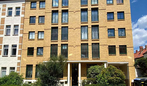Beautiful 2-room apartment in the southern city center, in a quiet location.
