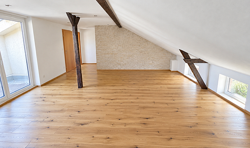 First occupancy after renovation: 5 rooms, 105 m², private rooftop terrace & fitted kitchen – also suitable for shared apartments.