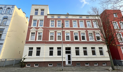 Bright, modern, and flexible: First occupancy after renovation, featuring a private rooftop terrace.