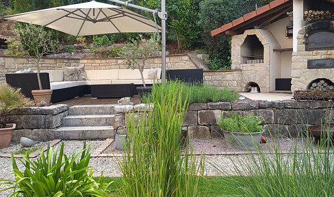 Living in a green environment – Family home with a large garden, workshop, and 4 garages.